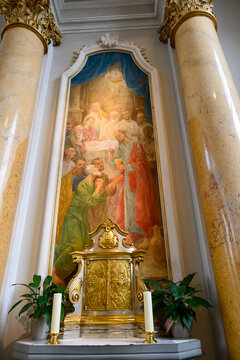 Goldener Tabernakel und Altarbild des Letzten Abendmahls in der Stadtkirche St. Nikolaus in Frauenfeld, Schweiz