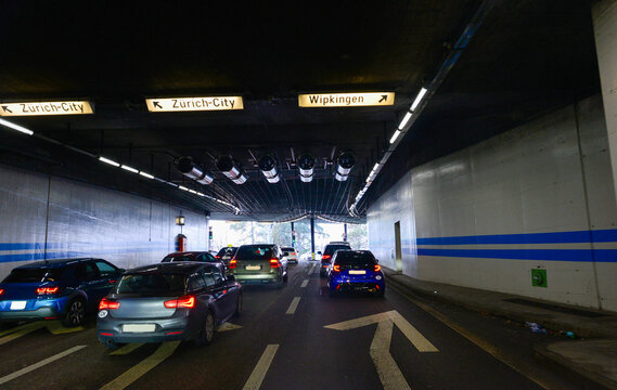 Tunnelausfahrt des Milchbucktunnels in Z&uuml;rich mit Wegweisern nach Z&uuml;rich-City und Wipkingen