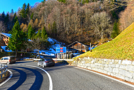 Fahrt durch eine scharfe Kurve auf der Br&uuml;nigstrasse mit Wegweiser nach Grimsel und Susten