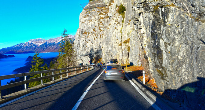 Fahrt auf der A8 Br&uuml;nigstrasse nach der Passh&ouml;he in Richtung Interlaken mit Blick auf den nebligen Brienzersee
