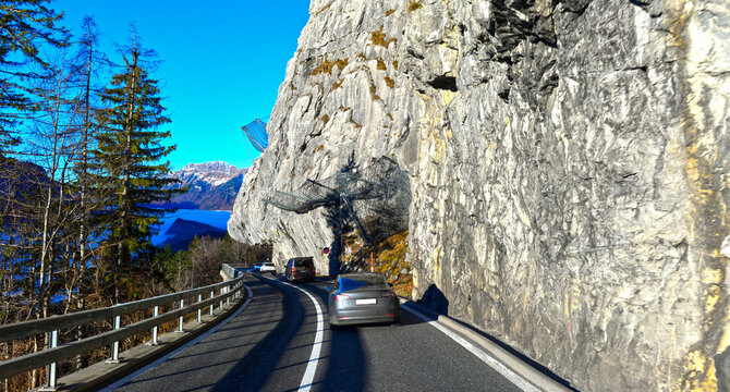 Fahrt auf der A8 Br&uuml;nigstrasse nach der Passh&ouml;he in Richtung Interlaken mit Blick auf den nebligen Brienzersee