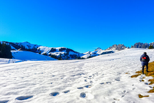 Verschneite Pisten im familienfreundlichen Skigebiet auf der Passh&ouml;he des Jaunpasses in der Schweiz