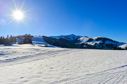 Skigebiet auf dem Jaunpass unter strahlender Sonne und blauem Himmel (Schweiz)