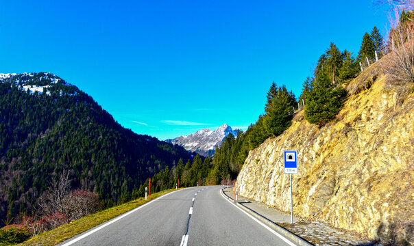 Bergabfahrt auf der Jaunpassstrasse mit spektakul&auml;rem Blick auf die markanten Gastlosen-Gipfel (Schweiz)