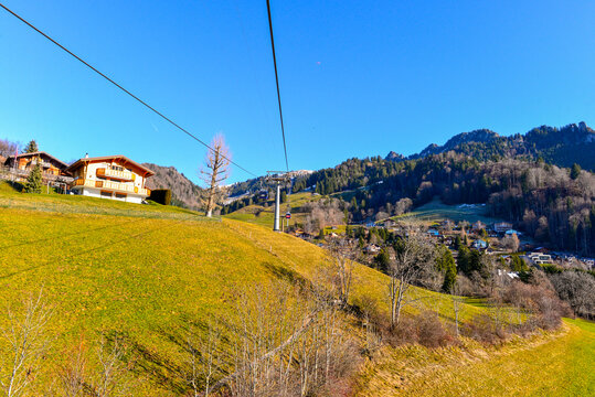 Fahrt mit der Gondelbahn Vounetse in Charmey mit Blick auf traditionelle Chalets und Bergh&auml;nge (Schweiz)
