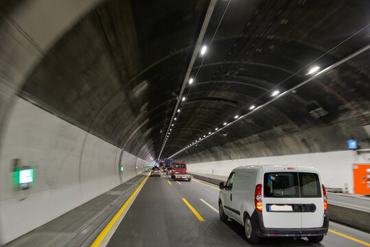 Fahrt im Gegenverkehr durch den sanierten Engelbergtunnel auf der Autobahn A81 bei Leonberg