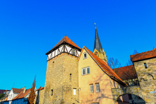 Blick auf den historischen B&uuml;rgerturm und die Stadtkirche in der Altstadt von M&ouml;ckm&uuml;hl
