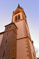 Obraz premium Froschperspektive des historischen Turms der evangelischen Stadtkirche in Möckmühl