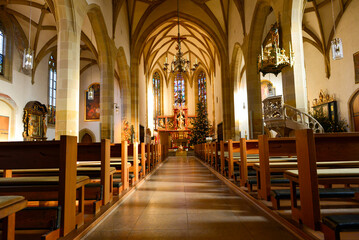 Obraz premium Innenansicht der katholischen Stadtpfarrkirche Mariä Himmelfahrt in Bad Königshofen im Grabfeld mit Altarraum und Kanzel