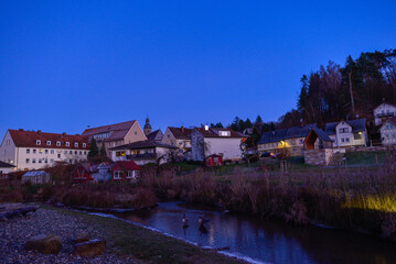 Blick über den Fluss Föritz auf den Markt Mitwitz in Bayern zur Blauen Stunde © Ilhan Balta
