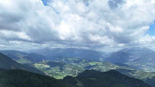 Blick auf die S6 im Semmering Gebiet, mit Rax und Schneeberg