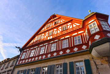 Fototapeta premium Prachtvolles historisches Fachwerkhaus mit roter Fassade in Kronach in Bayern