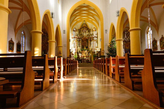 Blick durch das Kirchenschiff zum prachtvollen barocken Hochaltar der Pfarrkirche St. Martin in Weismain in Bayern
