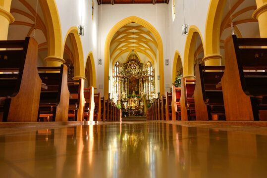Blick durch das Kirchenschiff zum prachtvollen barocken Hochaltar der Pfarrkirche St. Martin in Weismain in Bayern