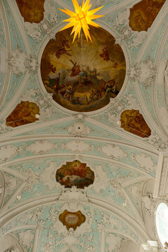 Barockes Deckengew&ouml;lbe mit Stuck und Deckenmalerei in der Basilika G&ouml;&szlig;weinstein in Bayern