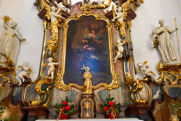 Obraz premium Prachtvoller barocker Franziskusaltar mit Altarbild und Goldverzierungen in der Basilika Gößweinstein in Bayern