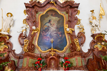 Fototapeta premium Prachtvoller barocker Josefsaltar mit Altarbild und Goldverzierungen in der Basilika Gößweinstein in Bayern