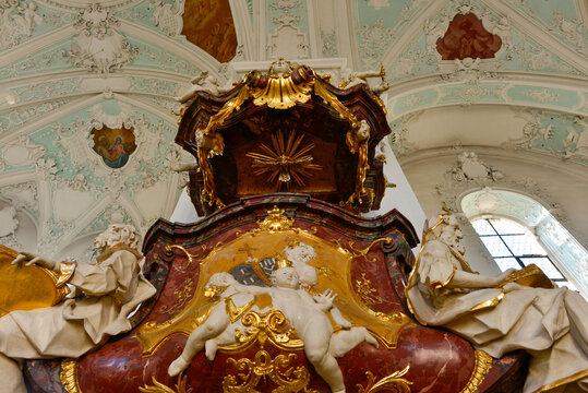 Prachtvolle barocke Kanzel mit Goldverzierungen und Puttenrelief in der Basilika G&ouml;&szlig;weinstein in Bayern
