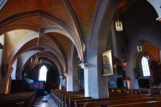 Gotisches Kreuzgew&ouml;lbe mit barocker Deckenmalerei in der Stadtpfarrkirche St. Martin in Forchheim in Bayern