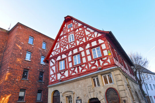 Die historische Kammerersm&uuml;hle (&bdquo;Schiefes Haus&ldquo;) an der Wiesent in Forchheim