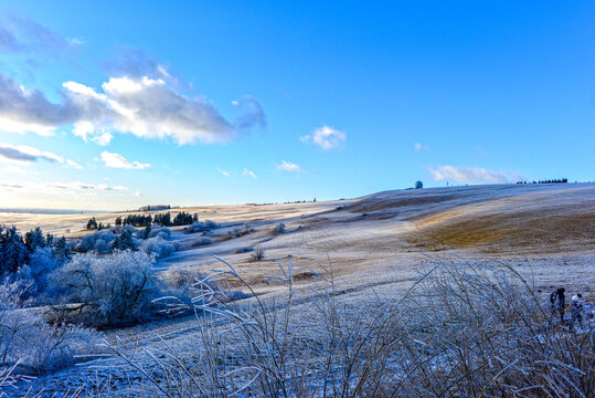 Blick auf das winterliche Plateau der Wasserkuppe mit dem markanten Radom in der Rh&ouml;n, Hessen