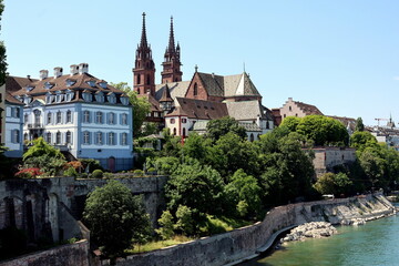 Fototapeta premium Blick von der Wettsteinbrücke auf das Basler Münster
