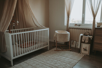 Chambre de bébé chaleureuse avec lit à baldaquin et décoration naturelle © Alexandre