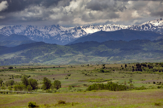 Hochebene bei Kor&ccedil;a, im Hintergrund die griechischen Berge, Nationalpark Prespa
Albanien, 30.05.2026 <