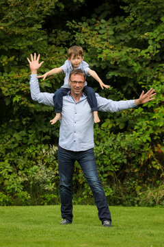 Vater und Sohn genie&szlig;en die gemeinsame Zeit im Garten