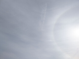 Naklejka premium Solar halo appearing in bright hazy sky