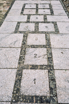 Jeu de marelle grav&eacute; sur un trottoir en pierre en Italie