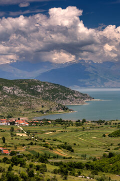 Das albanische Dorf Pustec am gro&szlig;en Prespasee, Nationalpark Prespa, Dreil&auml;ndereck Albanien, Griechenland, Nordmazedonien, 30.05.2026 
