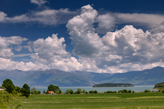 Das albanische Dorf Pustec am gro&szlig;en Prespasee mit der Insel Maligrad, Nationalpark Prespa, Dreil&auml;ndereck Albanien, Griechenland, Nordmazedonien, 30.05.2026 