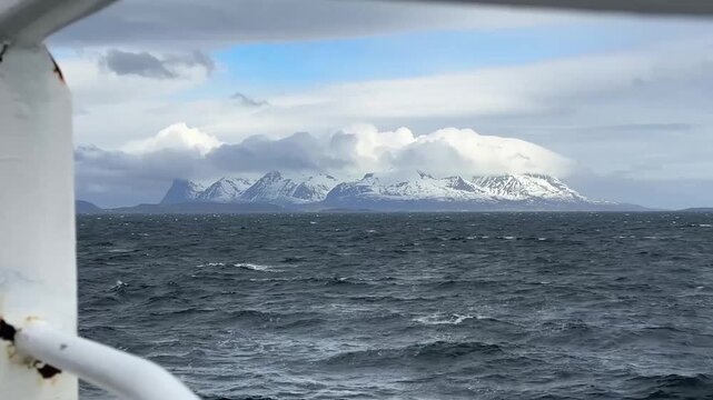 F&auml;hre &uuml;ber einen Fjord am Polarkreis