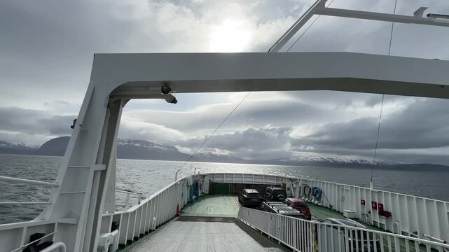 F&auml;hre &uuml;ber einen Fjord am Polarkreis