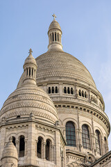 Obraz premium View of the domes of Sacre-Coeur Basilica on a clear day in Paris with blue sky above
