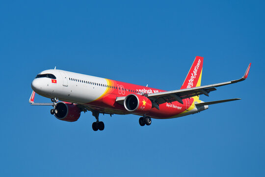 VietJet Air Airbus A321-200NX (VN-A537) on final approach with landing gear deployed at Narita International Airport
