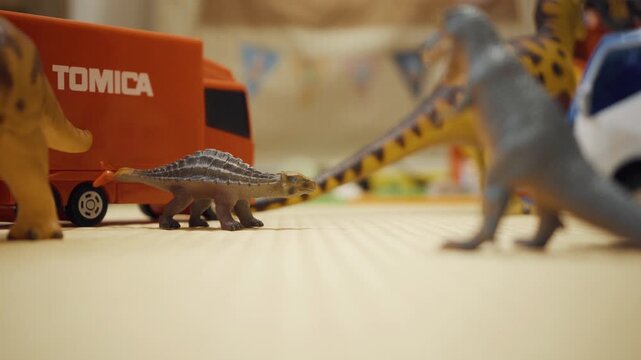 おもちゃで遊ぶ子供