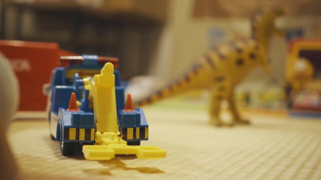 おもちゃで遊ぶ子供