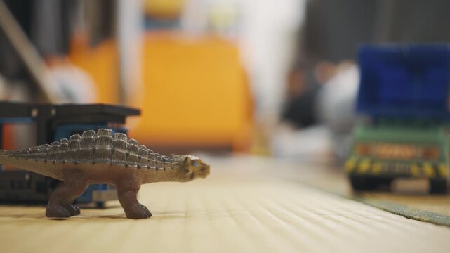 おもちゃで遊ぶ子供