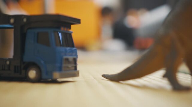 おもちゃで遊ぶ子供