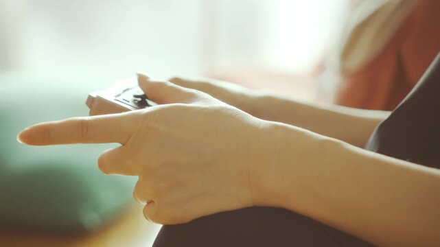 ゲームをする手元