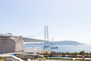 舞子駅周辺と明石海峡大橋に船 © walkingcow3039