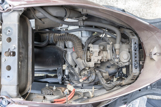 シートを外した125ccスクーターの内部全体