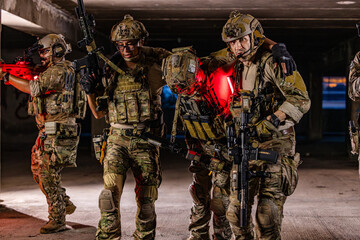Fototapeta premium Squad Conducting Urban Clearance Drill