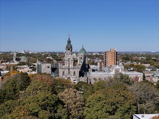 Obraz premium Aerial view of Eglise Saint Enfant Jesus and autumn cityscape in Montreal, Quebec, Canada. g.