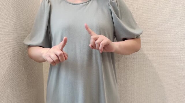 バツのジェスチャーをする女性