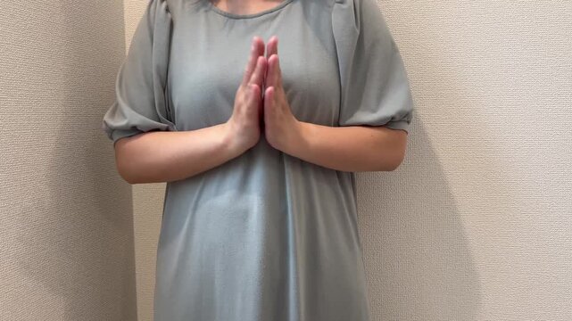 小さく拍手する女性