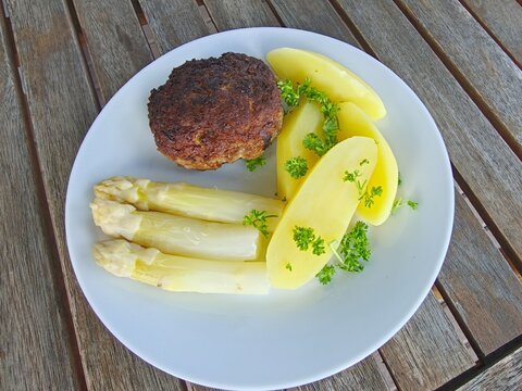 Bulette mit Kartoffeln und Spargel 