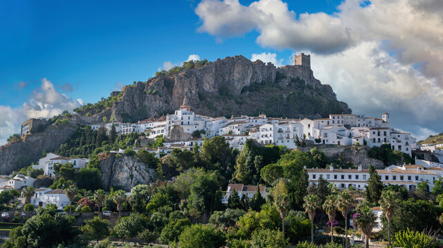 Pueblos blancos de Andaluc&iacute;a, Espa&ntilde;a, Zahara de la Sierra. Vista general de la villa y castillo en lo alto de un pe&ntilde;on. Cielo editado